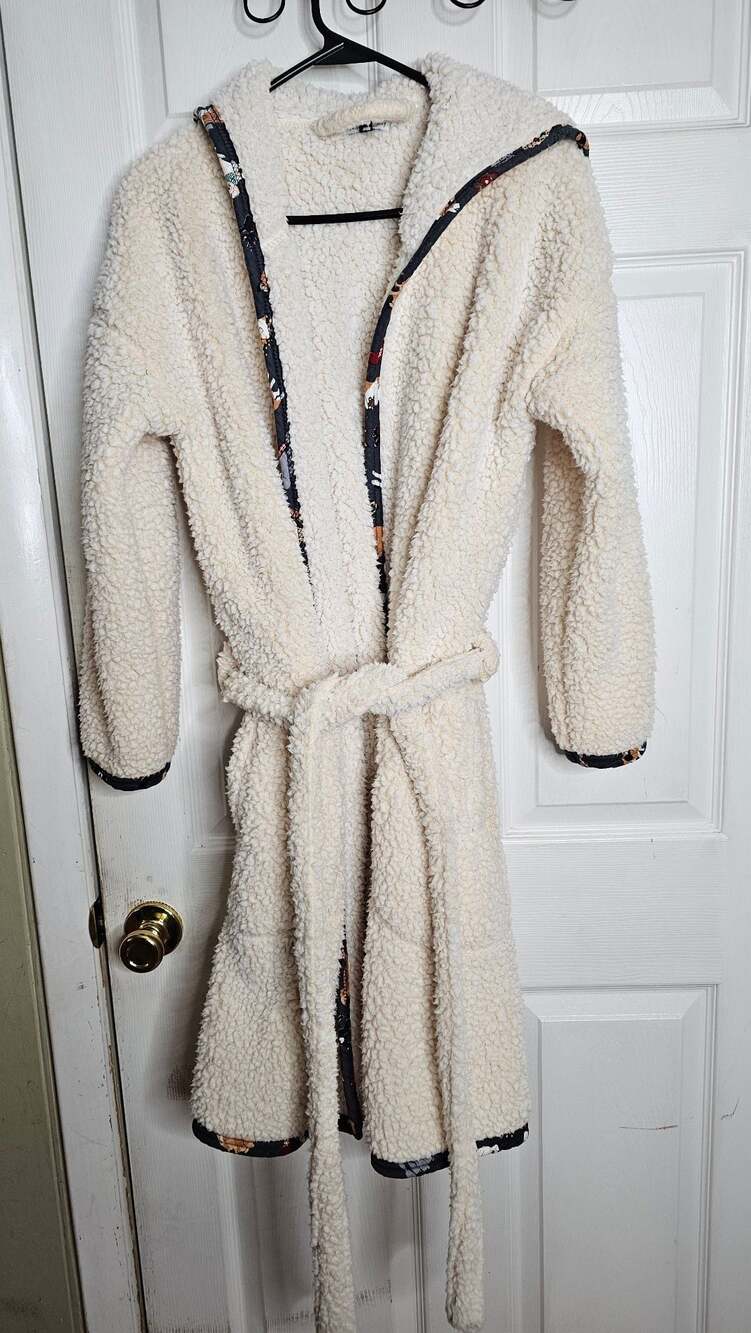 Vera Bradley Women's Holiday Dogs Sherpa Hooded Fleece Robe S/M